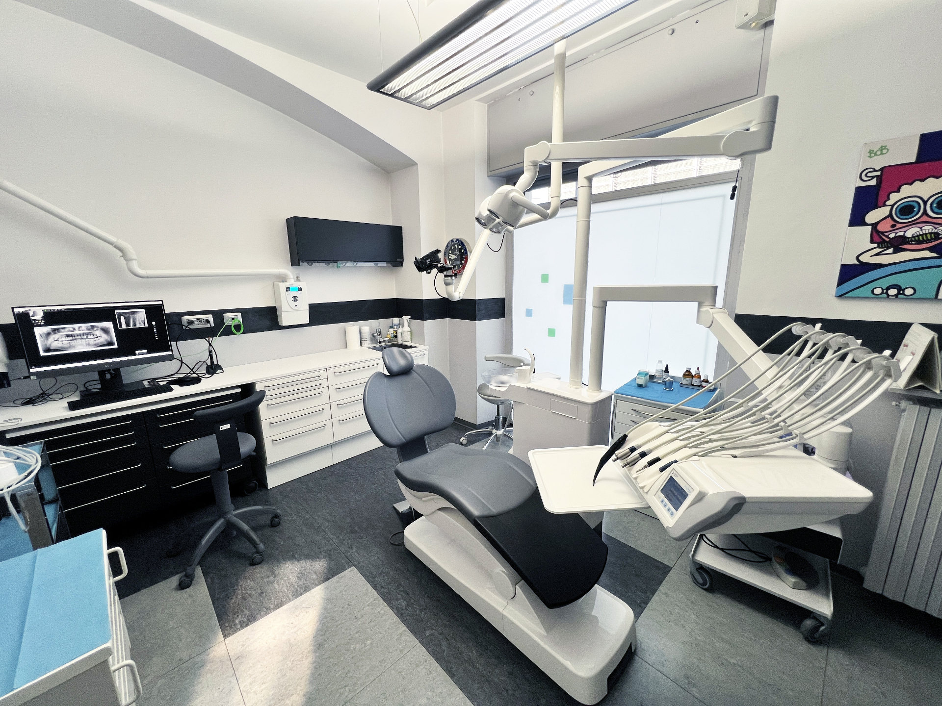 Sala moderna con riunito e postazione radiologica digitale