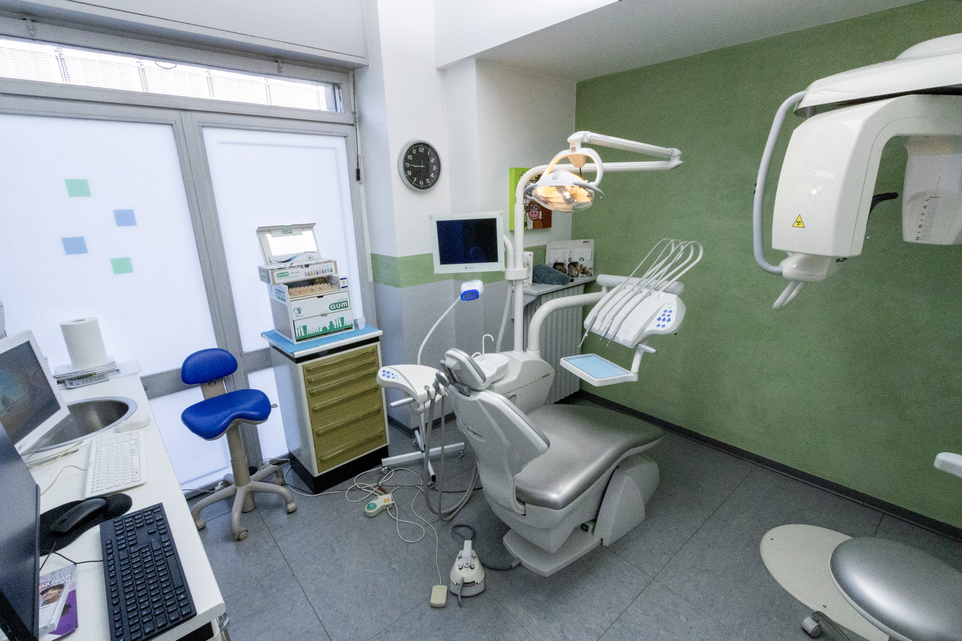 Sala operativa con riunito e apparecchiature radiologiche digitali
